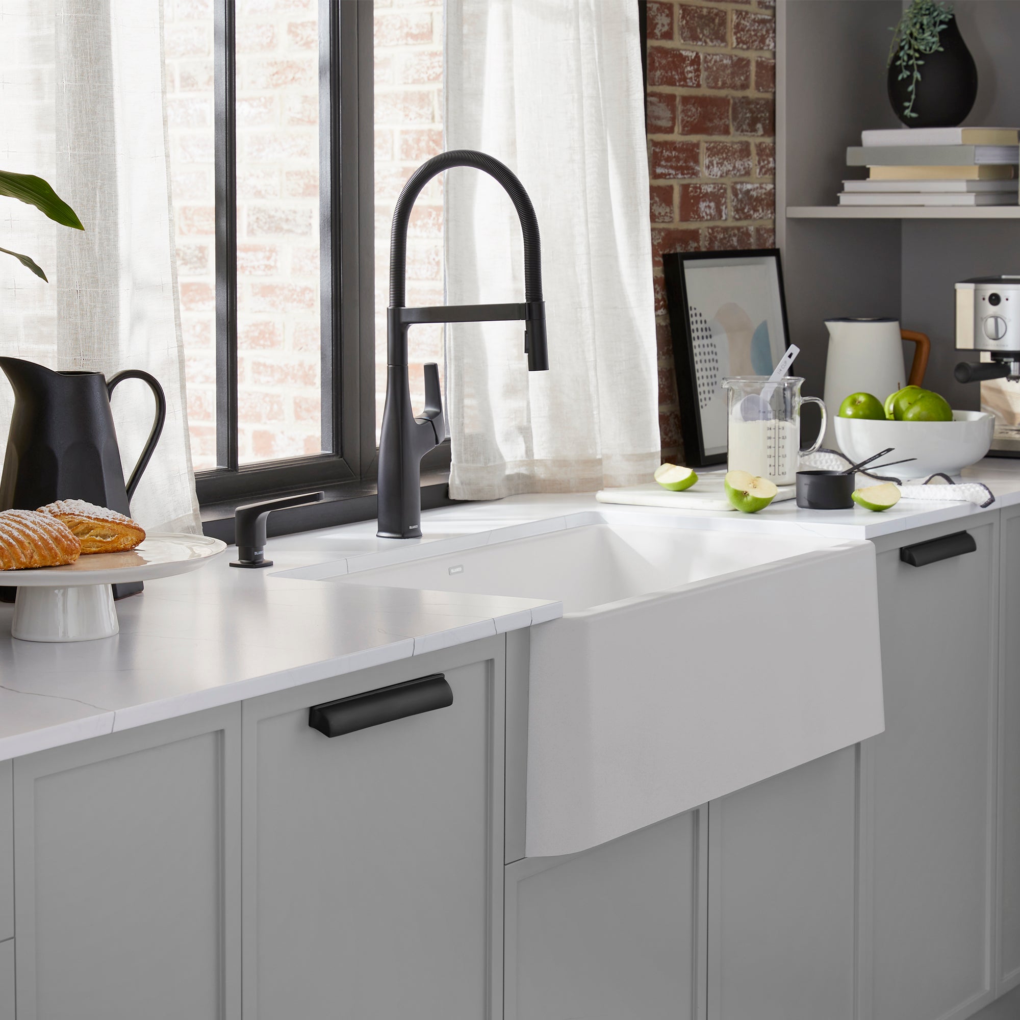 Blanco - 401876 - Ikon SILGRANIT 33" Single Bowl Apron-Front Farmhouse Sink - White - Beauty Shot 3
